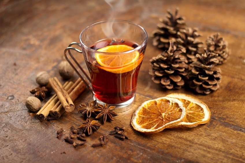 Rozgrzewająca herbata z pomarańczą, cynamonem imbirem i anyżem